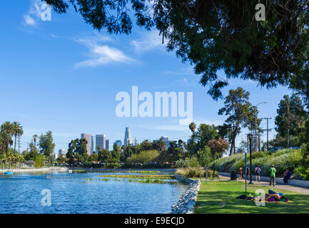 Echo Park mit der Skyline der Innenstadt in der Ferne, Los Angeles, Kalifornien, USA
