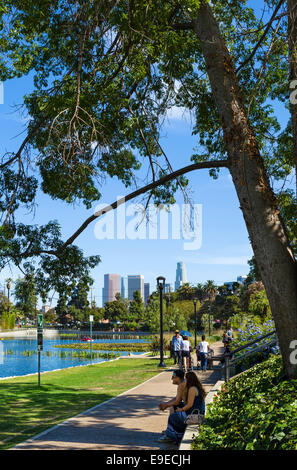 Echo Park mit der Skyline der Innenstadt in der Ferne, Los Angeles, Kalifornien, USA