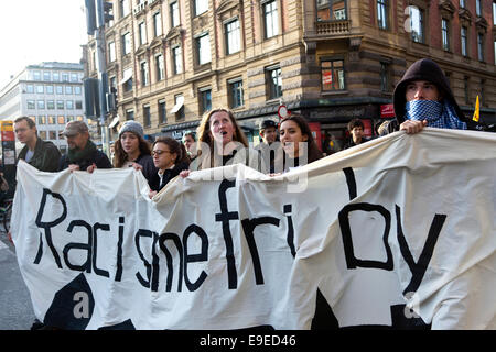 Kopenhagen, Dänemark. 26. Oktober 2014. Junge Menschen in Copenhagen marschieren in einer Kundgebung gegen Rassismus. Auf dem Schild steht in englischer Sprache: "Rassismus Freistadt" Credit: OJPHOTOS/Alamy Live News Stockfoto