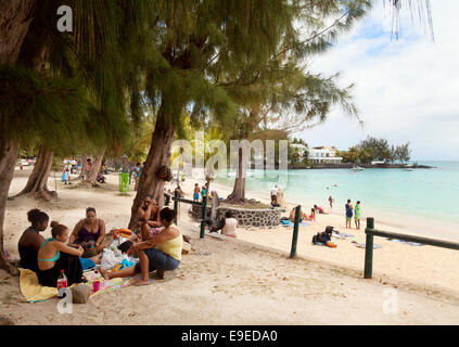 Einheimische und Touristen Entspannung am öffentlichen Strand Pereybere, Nord-Küste Mauritius Stockfoto