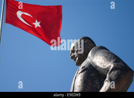 Statue von Mestafa Kemal Atatürk, der Vater der Türkei und die türkische Fahne Stockfoto