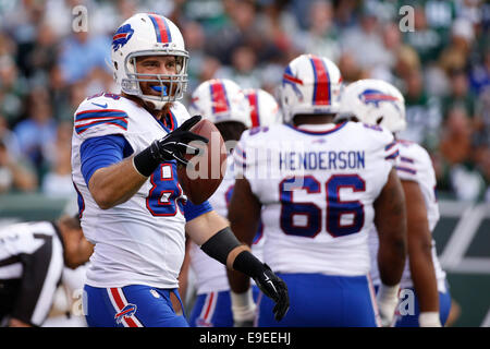 East Rutherford, New Jersey, USA. 26. Oktober 2014. Buffalo Bills-Tight-End Lee Smith (85) reagiert auf seiner Touchdown in der NFL-Spiel zwischen den Miami Dolphins und die New York Jets MetLife Stadium in East Rutherford, New Jersey. Bildnachweis: Christopher Szagola/Cal Sport Media/Alamy Live-Nachrichten Stockfoto