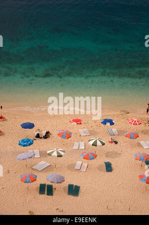 Sonnenschirme am Strand in der Nähe von Kalkan, Südwestküste Türkei Stockfoto