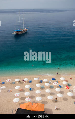 Sonnenschirme am Strand in der Nähe von Kalkan, Südwestküste Türkei Stockfoto