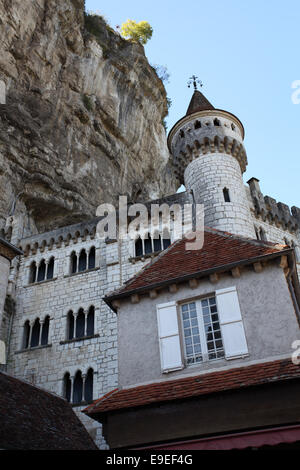 Die alte 14. Jahrhundert Bischöfe Palast (Palais des Eveques de Tüll) in der Pilgerfahrt Stadt Rocamadour, Lot, Frankreich Stockfoto