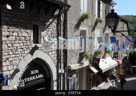 Main Street in der mittelalterlichen Stadt Rocamadour mit seinen Geschäften und restaurants Stockfoto