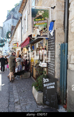 Die Hauptstraße in der mittelalterlichen Stadt Rocamadour, Midi-Pyrenäen, Frankreich Stockfoto