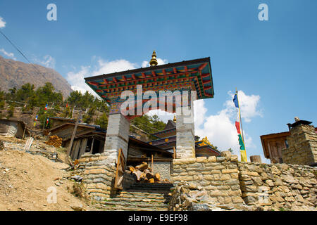 Buddhistischer Tempel in Upper Pisang auf Annapurna-Circuit - trek beliebtesten Touristen im Himalaya Gebirge massiv in Nepal. Stockfoto