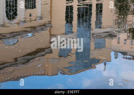 Spiegel in das Wasser die Bulding in Moskau Stockfoto