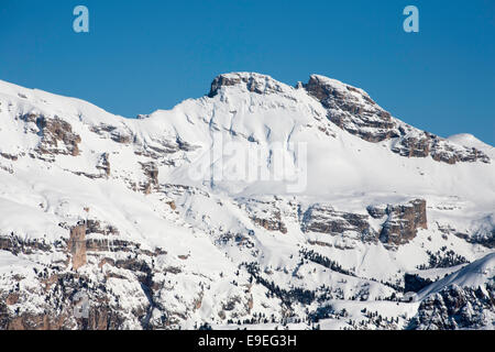 Dramatische Klippen Gesichter Munte Jela Mont De Stevia über Selva Val Gardena Winter Dolomiten winter Stockfoto