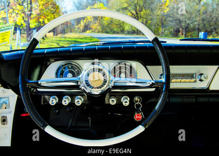 1962-Studebaker Daytona H.T-Detail-Lenkrad und Armaturenbrett Stockfoto