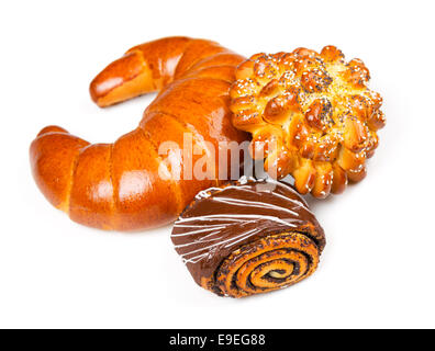 Frische und leckere Brötchen mit Sesam und Mohn, Bagel mit Marmelade und Brötchen mit Schokolade auf weißem Hintergrund Stockfoto