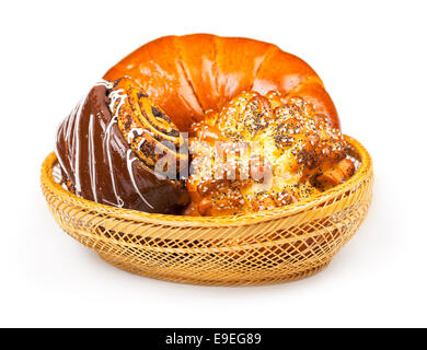 Frische und leckere Brötchen mit Sesam und Mohn, Bagel mit Marmelade und Brötchen mit Schokolade in einem Korb auf weißem Hintergrund Stockfoto