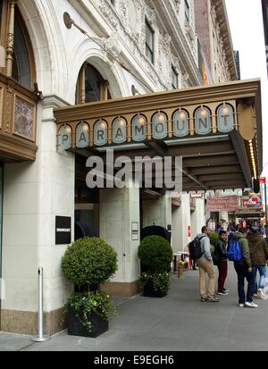 Die Fassade des Paramount Hotels, The Diamond Horseshoe Nachtclub beherbergt. Dies ist der Ort, wo Prinz Charles Schwager Mark Shand eine schwere Kopfverletzung erlitt während der Teilnahme an einer Partei nach einer Charity-Auktion von Bosse bei Sothebys gehostet. Shand starb, Stunden nachdem er in New York ins Krankenhaus eingeliefert wurde.  Mitwirkende: Atmosphäre wo: New York City, New York, Vereinigte Staaten, wann: 23. April 2014 Stockfoto