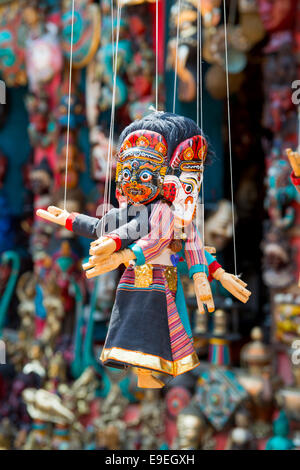 Masken, Puppen und Souvenirs in Strassenlokal am Durbar Square in Kathmandu, Nepal. Stockfoto