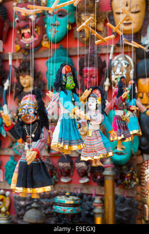 Masken, Puppen und Souvenirs in Strassenlokal am Durbar Square in Kathmandu, Nepal. Stockfoto