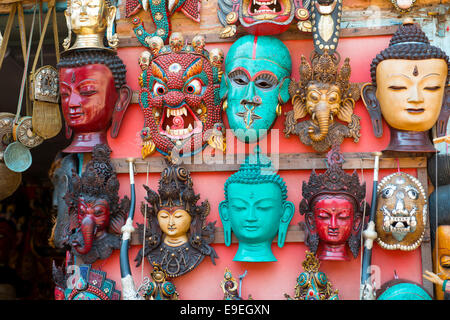 Masken, Puppen und Souvenirs in Strassenlokal am Durbar Square in Kathmandu, Nepal. Stockfoto