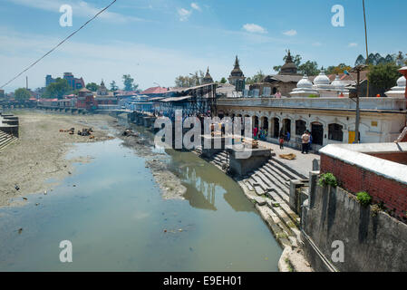 Unbekannten Menschen vor Ort auf die Feuerbestattung-Zeremonie in Pashupatinath am Ghat am Heiligen Bagmati-Fluss in Kathmandu Stockfoto