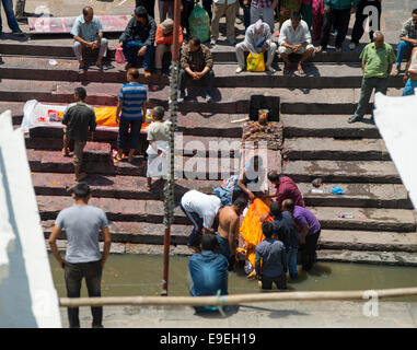 Unbekannten Menschen vor Ort auf die Feuerbestattung-Zeremonie in Pashupatinath am Ghat am Heiligen Bagmati-Fluss in Kathmandu Stockfoto