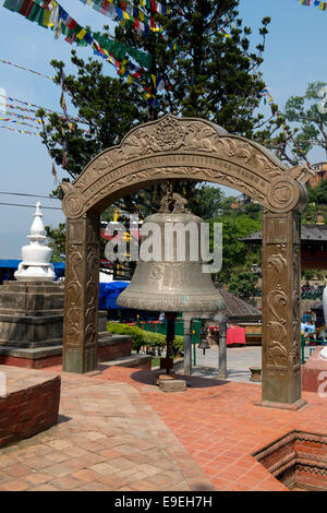 Glocke in Swayambhunath religiöse Komplex aka Monkey Temple - alten religiösen Komplex, auf der Westseite der Stadt Kathmandu. Stockfoto