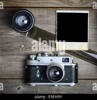 Vintage-Kamera mit objektiven und leere altes Foto auf Holz Hintergrund Stockfoto