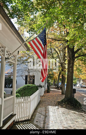 Amerikanische Flagge aus Veranda im Herbst. Entlang der S. Main Street im alten Salem, NC Stockfoto