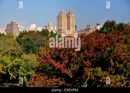 NYC: Blick über den Central Park mit herbstlichen Laub in die denkmalgeschützte El Dorado Jugendstil Wohnung Zwillingstürme Stockfoto