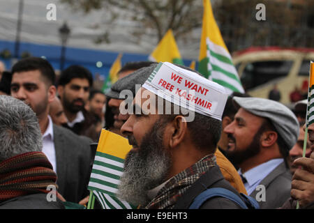 London, UK 26. Oktober 2014: Tausende von britischen Kaschmiris versammelten sich am Trafalgar Square für eine Demonstration für einen Anschlag auf Indiens Gräueltaten in Kaschmir.  Foto: David Mbiyu / Alamy Live News Stockfoto