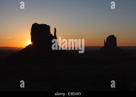 Sonnenaufgang in Monument Valley Navajo Park, Arizona, Vereinigte Staaten von Amerika. Stockfoto