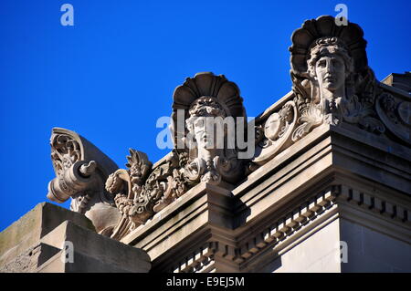 NYC: Reich verzierte Beaux Arts Gesichter schmücken die Osten vorderen Dachlinie des Metropolitan Museum of Art an der Fifth Avenue * Stockfoto