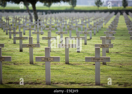 Kreuze an Saint-Charles de Potyze Friedhof, Ypern, Belgien. Stockfoto