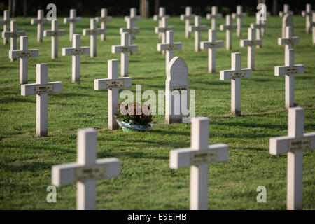 Gräber im Friedhof von Saint-Charles de Potyze, Ypern, Belgien. Stockfoto