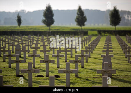 Kreuze an Saint-Charles de Potyze Friedhof, Ypern, Belgien. Stockfoto