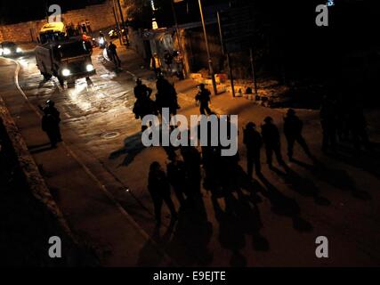 Jerusalem. 27. Oktober 2014. Israelische Polizei blockieren eine Straße im Stadtteil Silwan, Ost-Jerusalem, wo palästinensische Demonstranten mit israelische Polizei am 26. Oktober 2014 in Konflikt geraten. Der israelische Ministerpräsident Benjamin Netanyahu sagte, dass eine zusätzliche 1.000 Polizisten und paramilitärischen Grenzpolizisten, einschließlich Spezialeinheiten, im arabischen Viertel in Ost-Jerusalem zur Verhinderung weiterer Gewalt durch palästinensische Jugendliche bereitgestellt wurden. © Xinhua/Alamy Live-Nachrichten Stockfoto