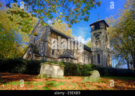 St. Pancras alte Kirche mit Herbstlaub in Camden, London, England Stockfoto