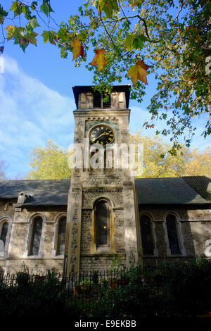 St. Pancras alte Kirche mit Herbstlaub in Camden, London, England Stockfoto