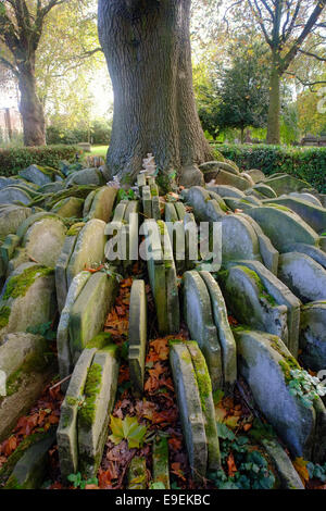 Grabsteine von exhumiert, um den Baum von Thomas Hardy in St. Pancras Old Church in Camden, London, England Stockfoto