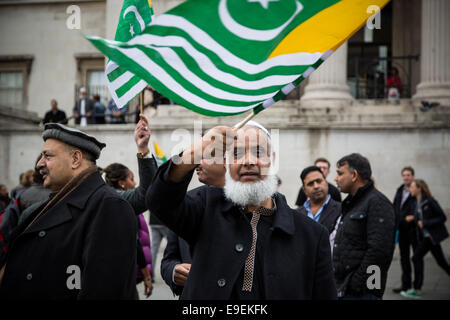 London, UK. 26. Oktober 2014.  Pro-Kaschmir-Demonstranten in Trafalgar Square Credit: Guy Corbishley/Alamy Live News Stockfoto