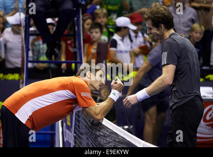 Valencia, Spanien. 26. Oktober 2014. Valencia Open 500 Tennis Finale zwischen Andy Murray of Great Britain und Tommy Robredo von Spanien. Tommy Robredo (L) von Spanien macht eine Geste nach der Niederlage im Finales gegen Murray Credit: Action Plus Sport/Alamy Live News Stockfoto