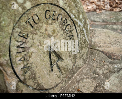 Dieser Stein Marker zeigt den Anfang des AT Ansatz weg vom Amicacola State Park, Springer Mountain und der AT Stockfoto