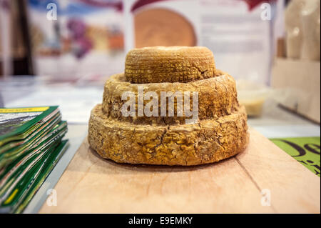 Turin, Italien. 26. Oktober 2014. Italien Piemont Salone del Gusto e Terra Madre - Torino Lingotto - 23/27 Oktober 2014 - Piemont Montebore Käse, Slow Food Presidio Credit: wirklich Easy Star/Alamy Live News Stockfoto