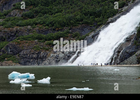 Nugget Wasserfall stürzt in Mendenhall Lake, Juneau, Alaska, USA Stockfoto