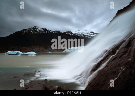 Nugget Wasserfall stürzt in Mendenhall Lake, Juneau, Alaska, USA Stockfoto