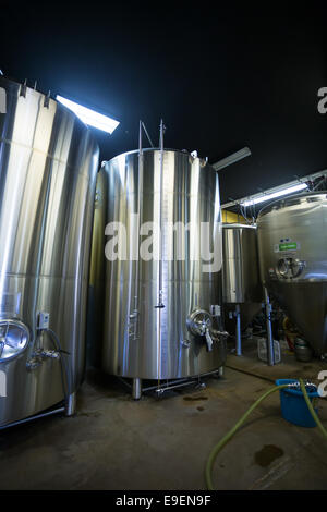 Eugene, OR, USA - 17. Juli 2014: Edelstahl Fermenter im Sudhaus am oakshire Brauerei, eine kleine Handwerk Bier Teekocher in Stockfoto