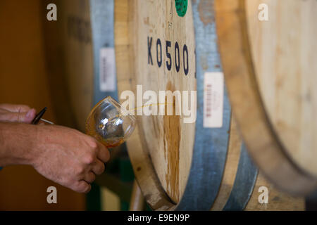 Eugene, OR, USA - 17. Juli 2014: im Alter von Bier in diesem Bourbon Barrel oakshire Brauen, bereit für eine Weinprobe. Stockfoto