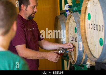 Eugene, OR, USA - 17. Juli 2014: Braumeister und Mitarbeiter Probenahme und Verkostung limited edition Bourbon Barrel im Alter von Bieren an OA Stockfoto