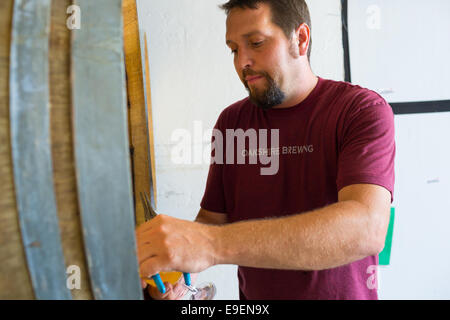 Eugene, OR, USA - 17. Juli 2014: Braumeister bei oakshire brauen Probenahme und Verkostung Bourbon Barrel Bier in der Brauerei im Alter von Stockfoto