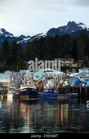 Angelboote/Fischerboote am Dock in Sitka Harbor, Alaska, USA Stockfoto