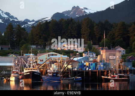 Angelboote/Fischerboote am Dock in Sitka Harbor, Alaska, USA Stockfoto