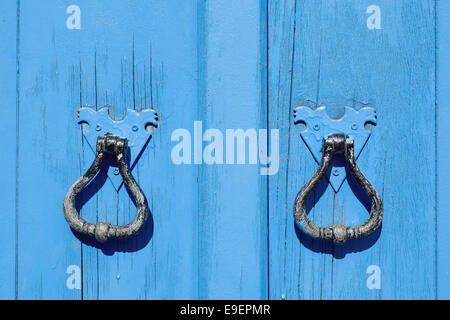 Alte blaue Holztür mit runden Griffen Stockfoto